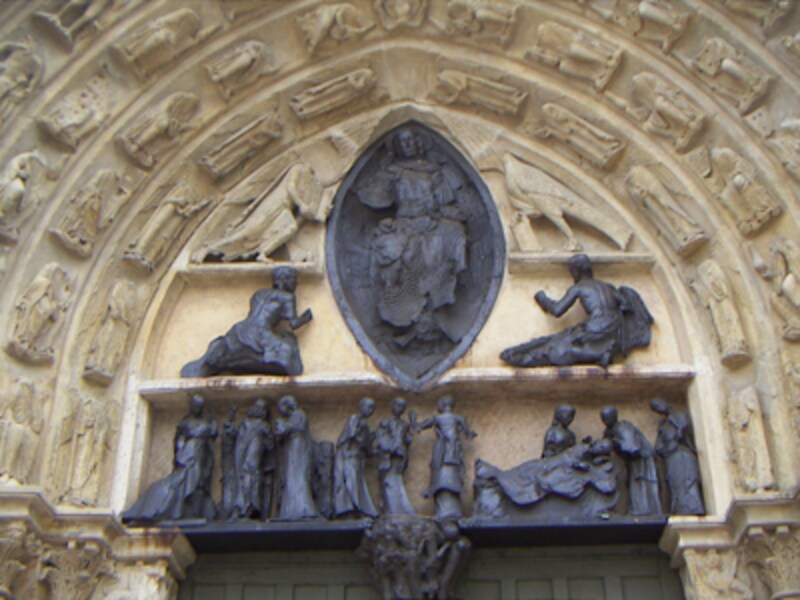 門の彫刻