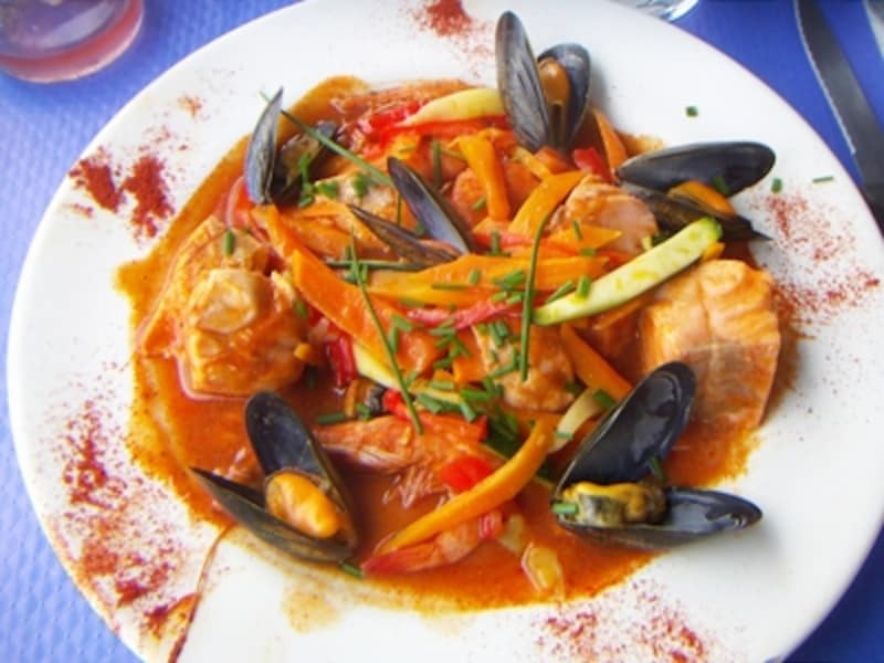 バスク風味付けが美味しい魚介のマルミット