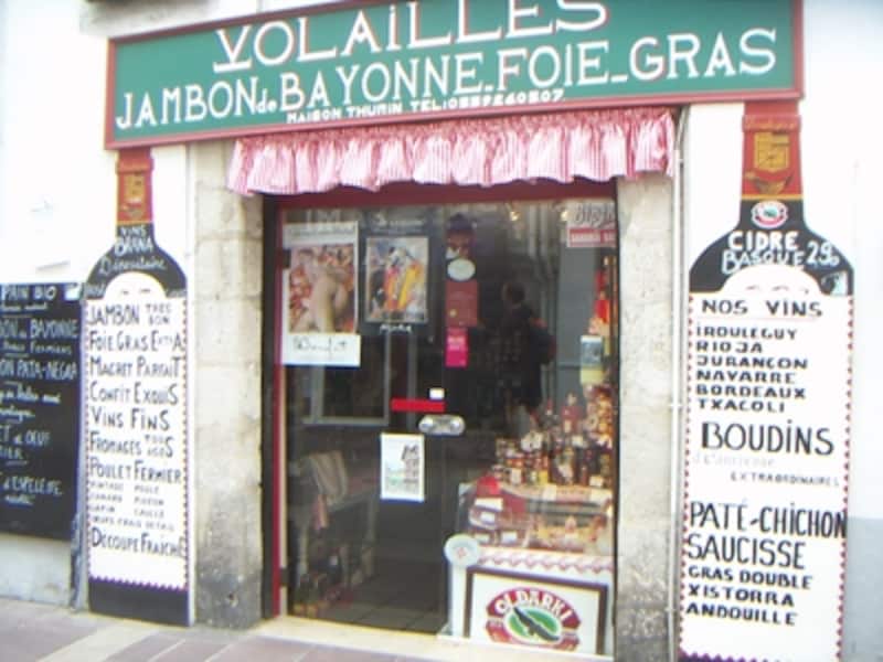 バスク地方の名産品を買う事ができる小さな専門店。午後はシエスタでお休みとスペイン・システムなので要注意