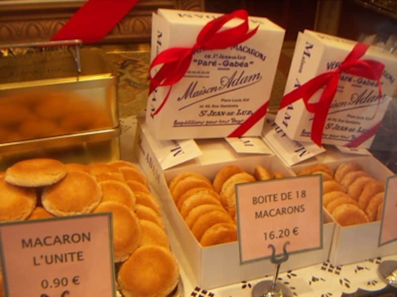 シンプルな色と形のマカロンもこの町の名物の一つ