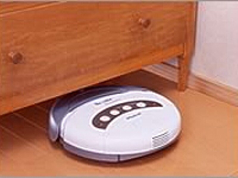 家具下に入るルンバ
