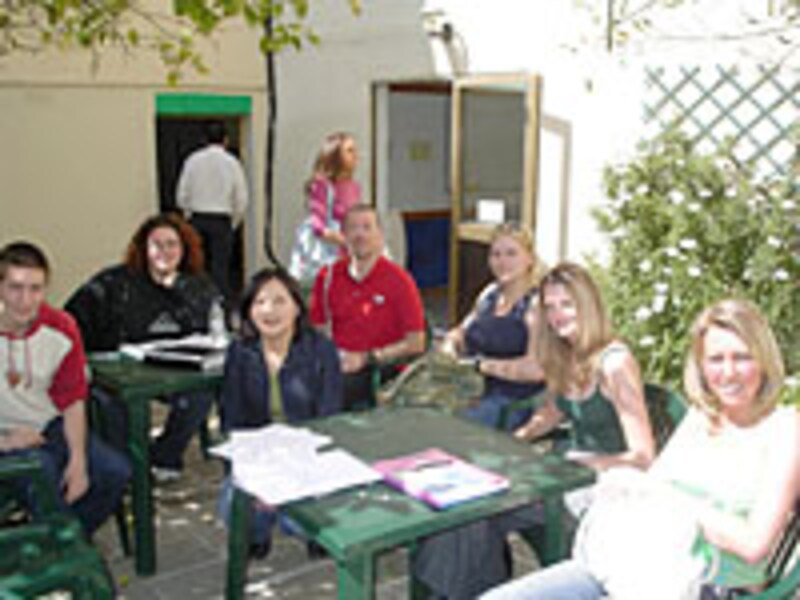 学校のカフェや課外活動（アクティビティ）では様々な国籍の人との交流ができる。