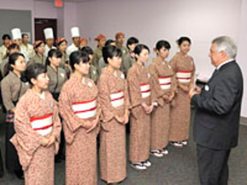 米国三越で働く