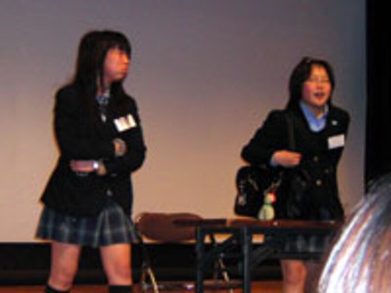 市場を歩く高校生