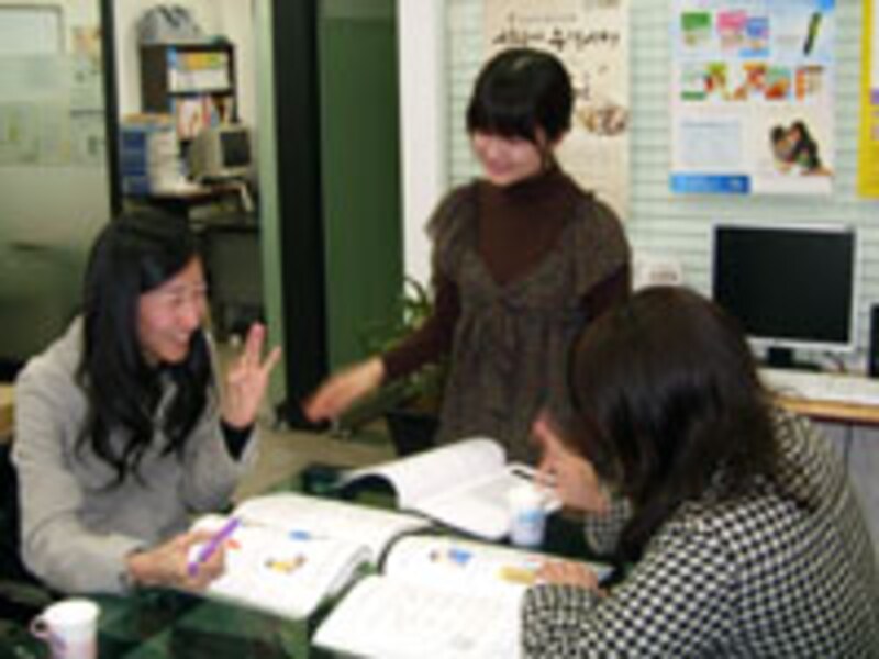 学習者の相談に乗る常盤さん