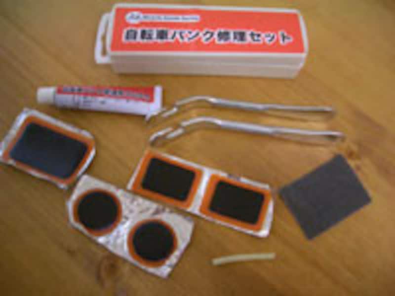自転車のパンク修理キットには、ゴムのり、パッチ(大小5枚)、タイヤレバー(2本)、紙やすり、虫ゴムが入っている