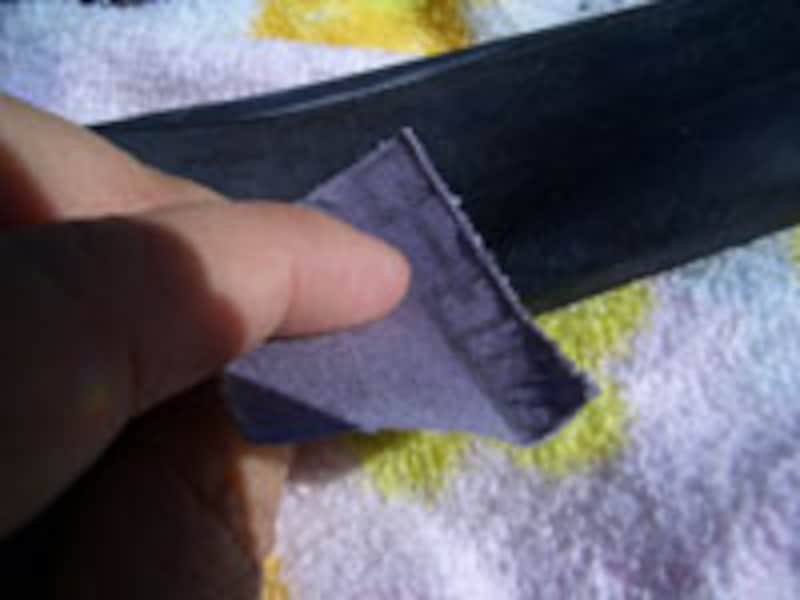 自転車のパンク修理:チューブからバルブを外して空気を抜き、やすりで穴の周囲をこする