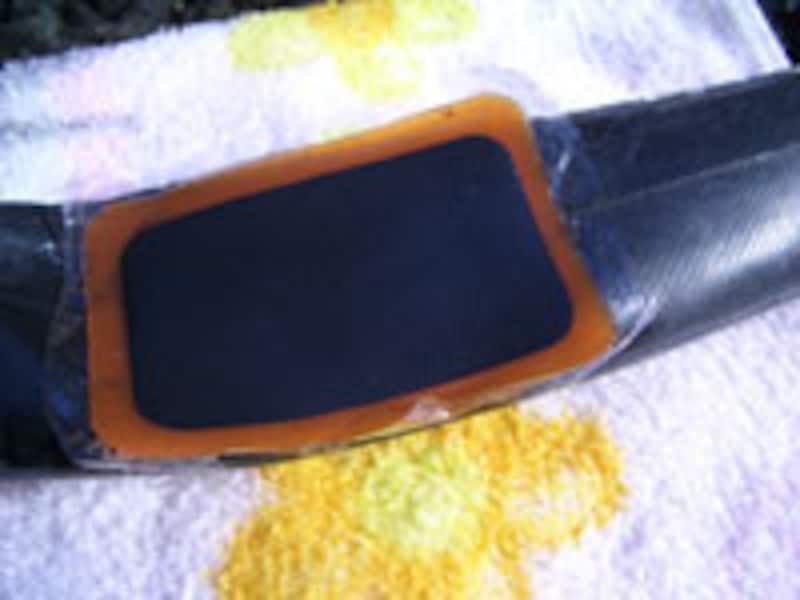 自転車のパンク修理:パッチのアルミ箔を圧着