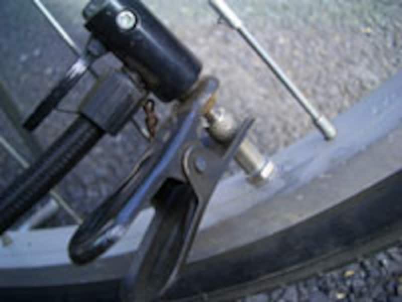 自転車のパンク修理:チューブをタイヤに戻し、リムにはめ込んだら修理完了!