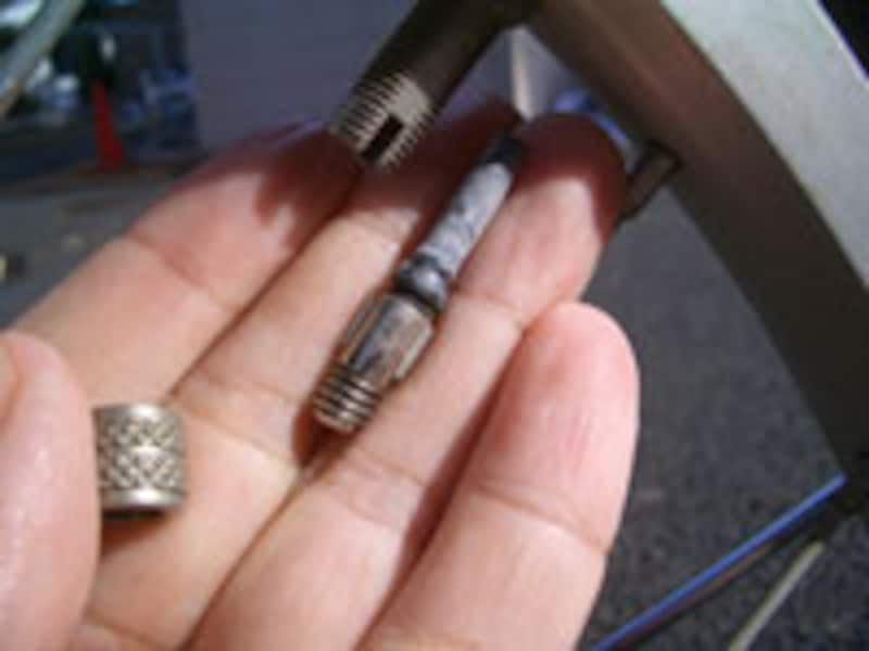 自転車のパンク修理:バルブ本体を外す