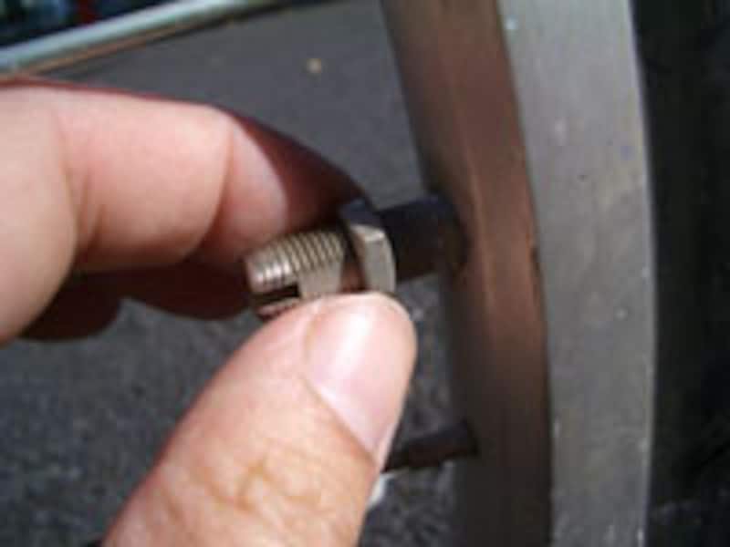 自転車のパンク修理:バルブを固定しているナットを外す