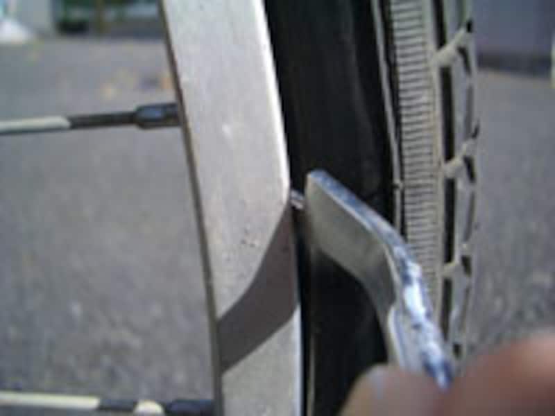 自転車のパンク修理:タイヤをリムから外す