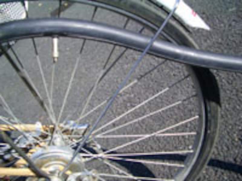 自転車のパンク修理:外したチューブにバルブを着け、空気を入れてみる