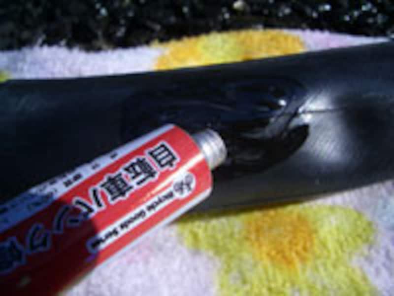 自転車のパンク修理：やすりでザラザラにした面に、ゴムのりを薄く塗る
