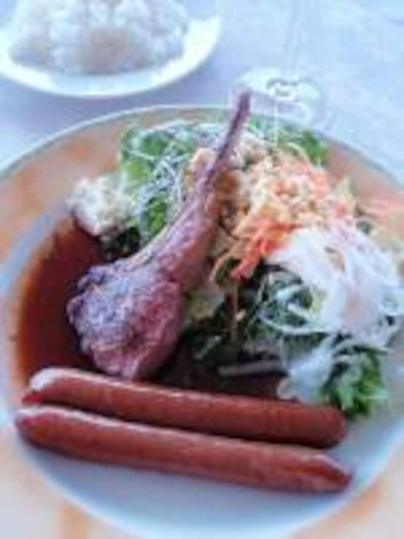 仔羊背肉のロースト 羊のソーセージ添え タイムのソース（2300円）。