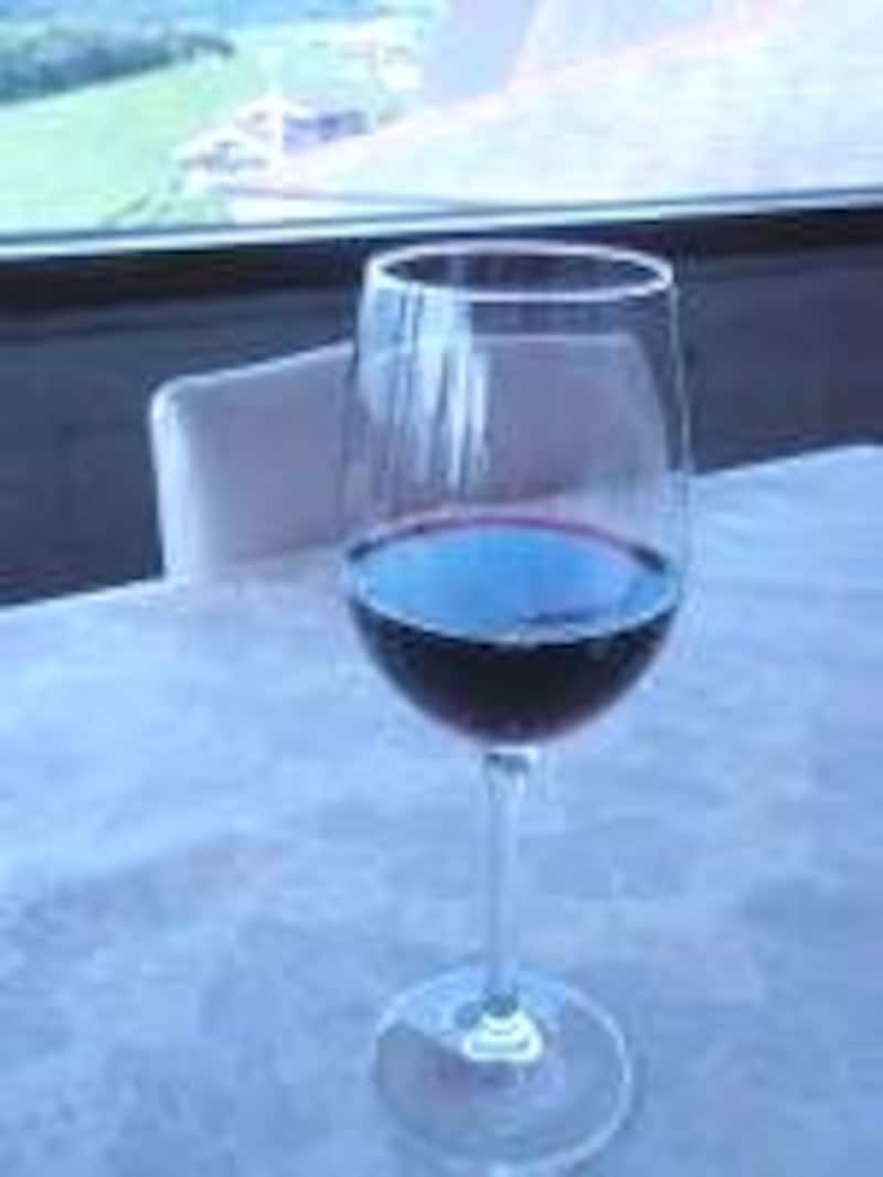 赤のフルボディのワインの中から、シャトージュン種をまく人’05のグラス（700円）。