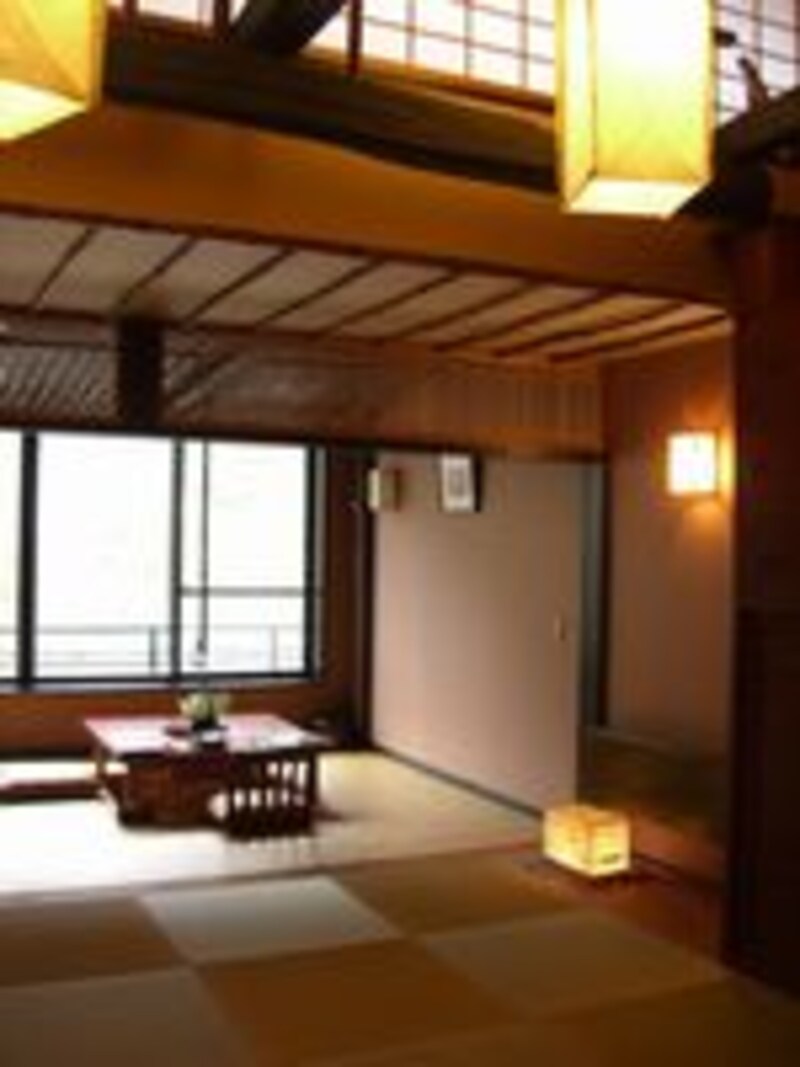 せせらぎ館塚原宿の部屋。踏込+和室10畳+囲炉裏の間+ロフトがあり、非常に広く感じる。