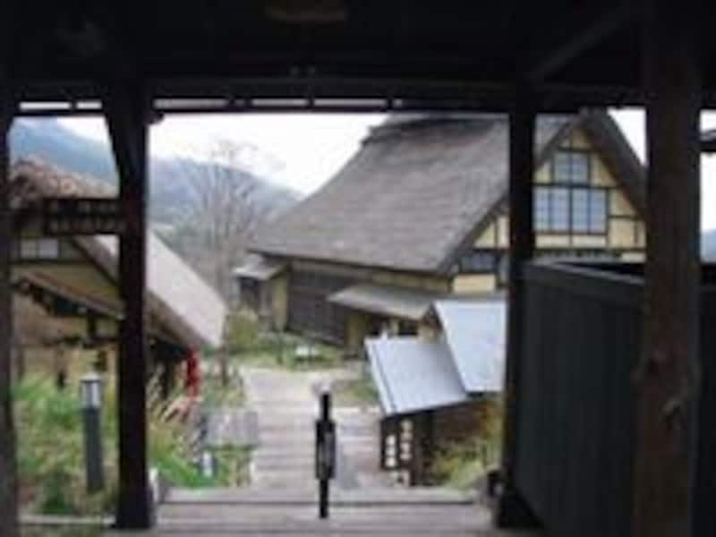 「かやぶきの郷旅籠」の敷地内には、情緒あふれるかやぶき屋根の建物が、ひとつの村のようにいくつも並ぶ。