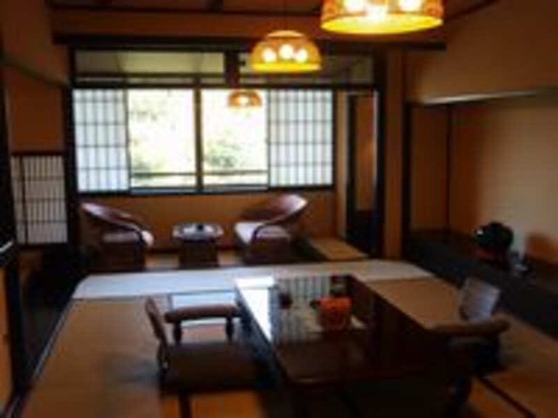 静岡県・下賀茂温泉にある日本旅館「花のおもてなし南楽」の客室。