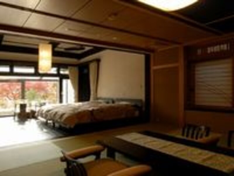 「離れの宿月あかり」の離れスタンダードの部屋のひとつ。全室露天風呂や足湯が付いている贅沢な造り。