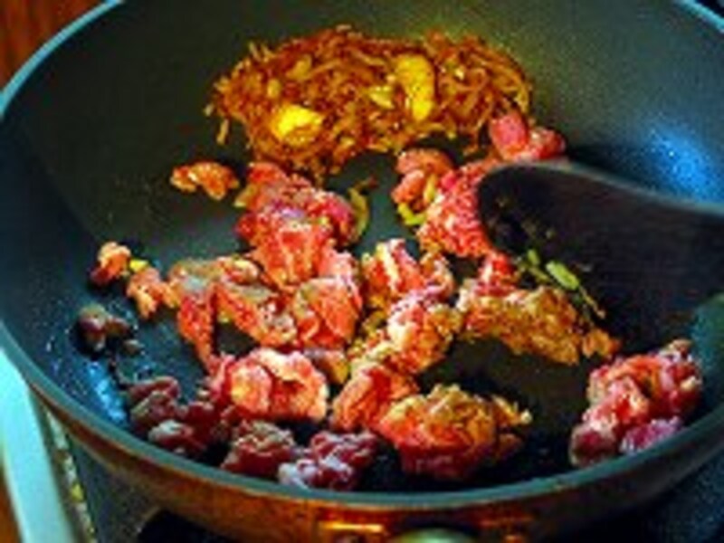 牛肉を加えて炒める