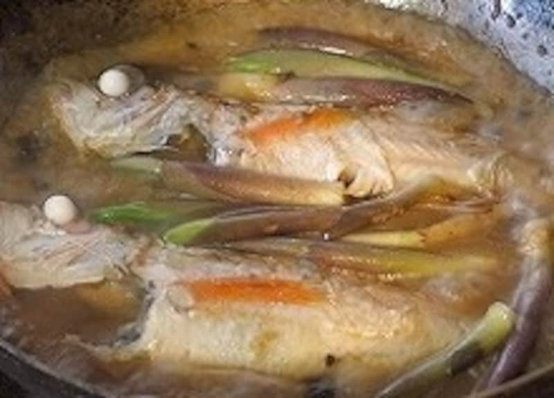 魚を入れ、さらに水を加える(クリックで拡大）