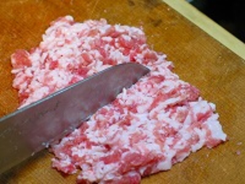 肉を包丁でたたく