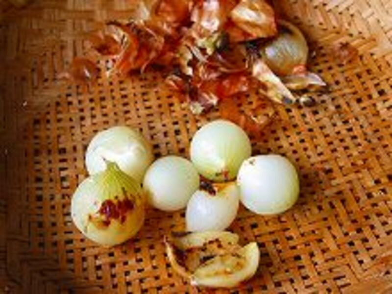 ペコロスとニンニクの皮をむく