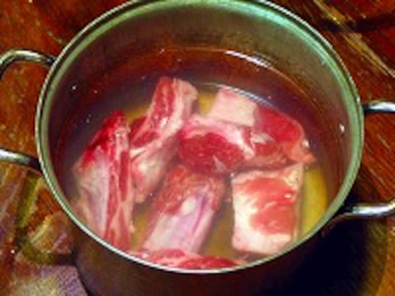 豚スペアリブを茹でる