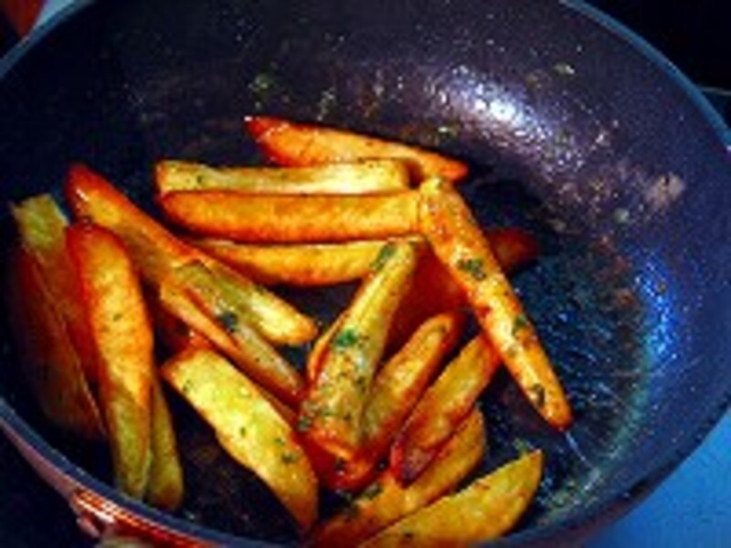 ソースを絡める