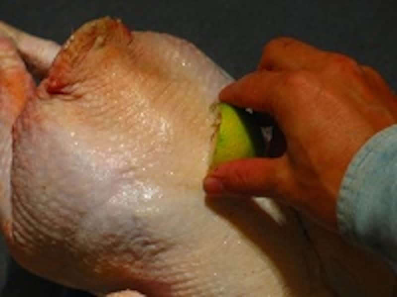 レモンと塩をこすりつける