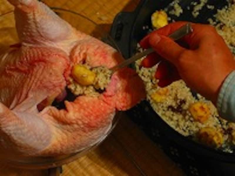 栗ご飯を詰める