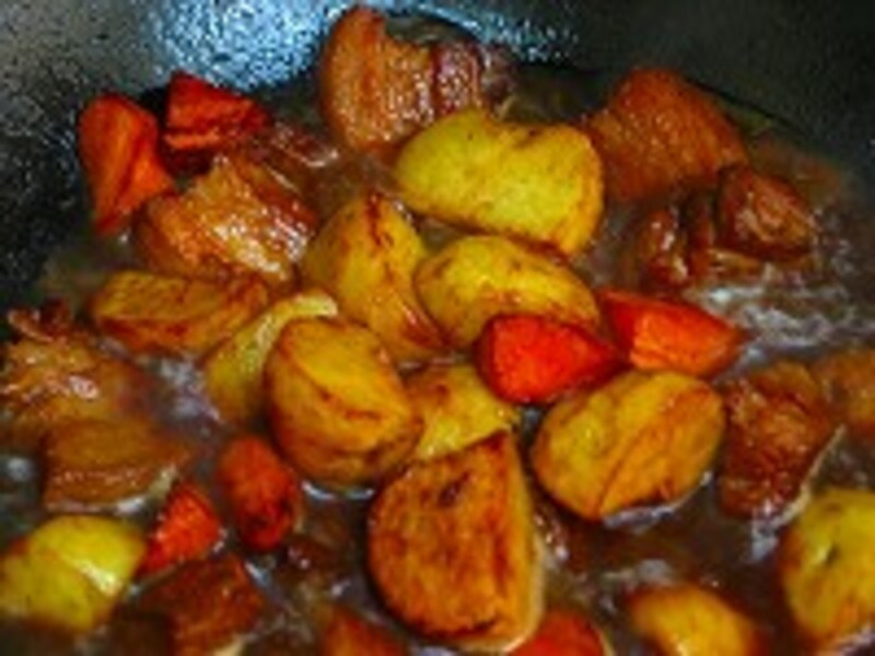 じゃがいもとニンジンを煮込む