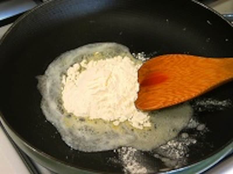 小麦粉を炒める