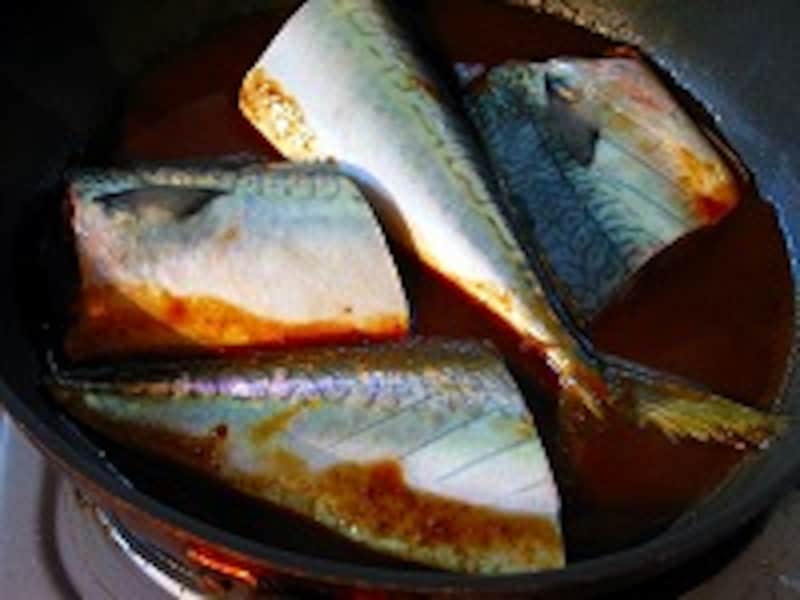 サバを煮る
