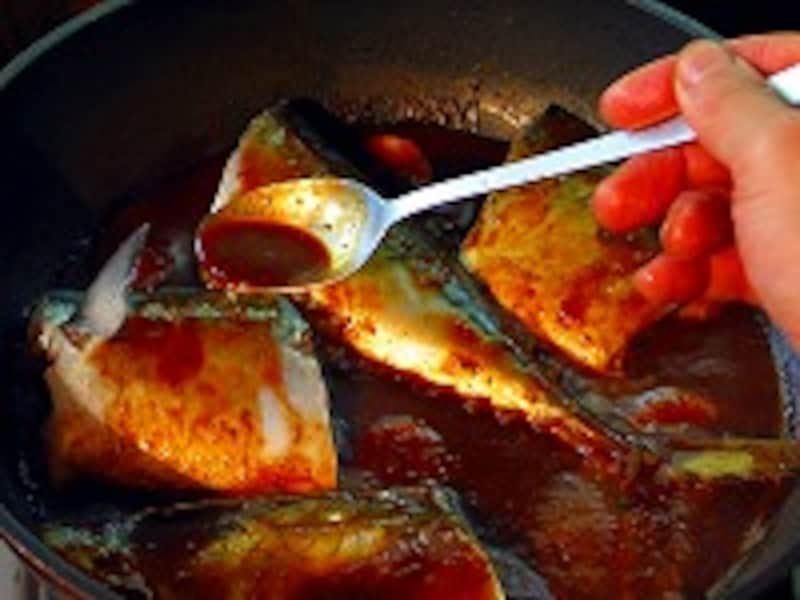 煮汁をかける