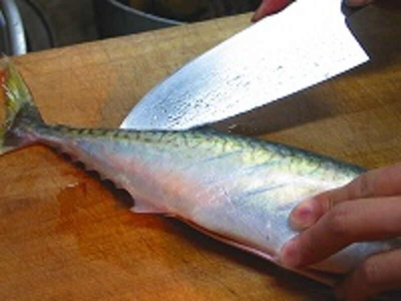 中骨に沿って包丁を入れる