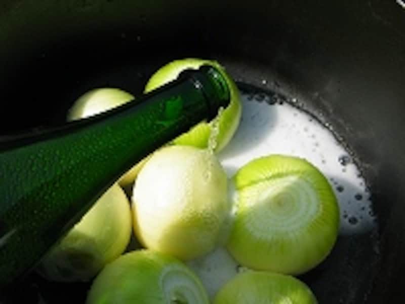 スパークリング・ワインを注ぐ