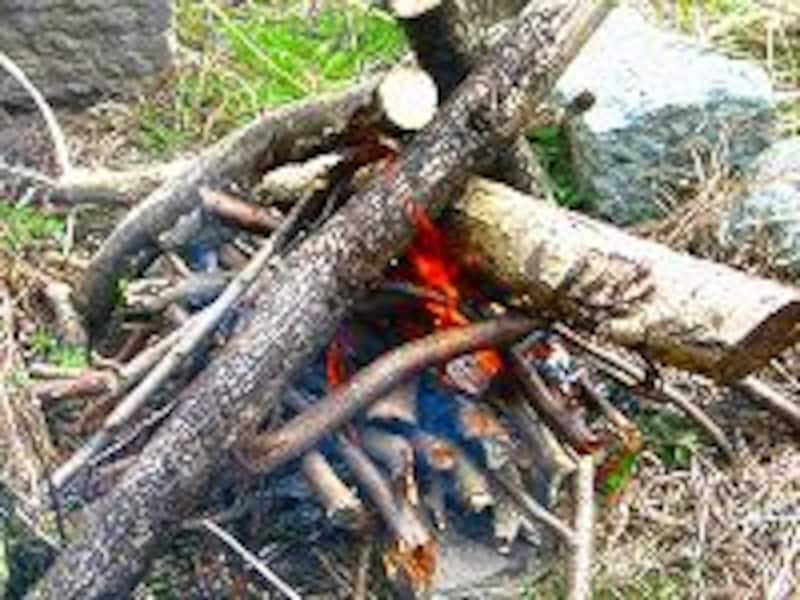 大きな薪をくべる