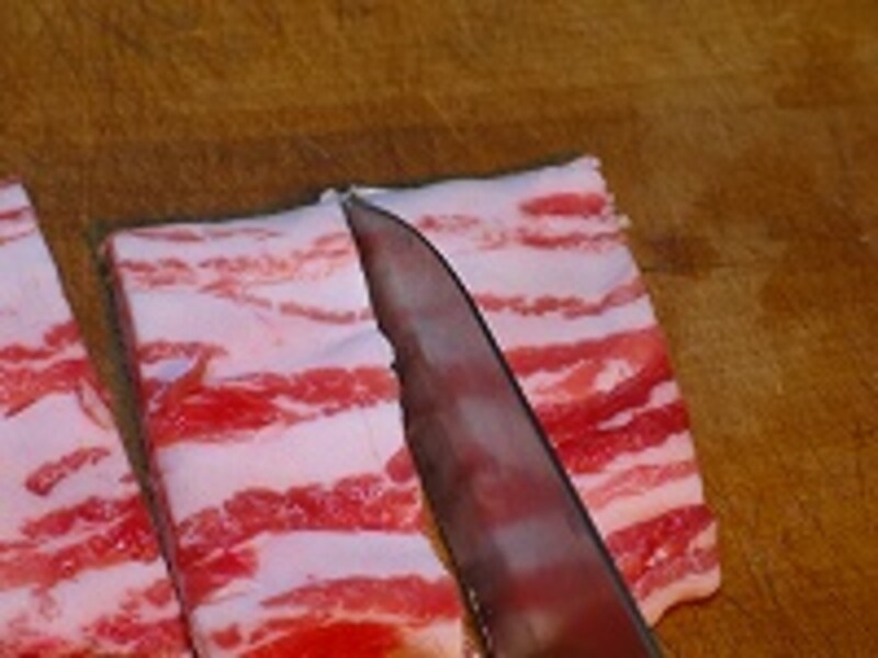肉を切る