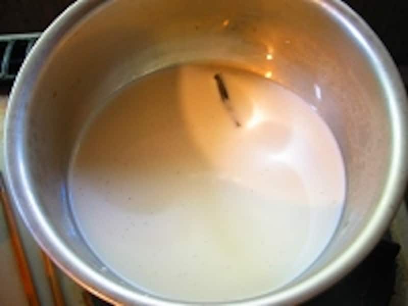 牛乳にバニラビーンズを入れる
