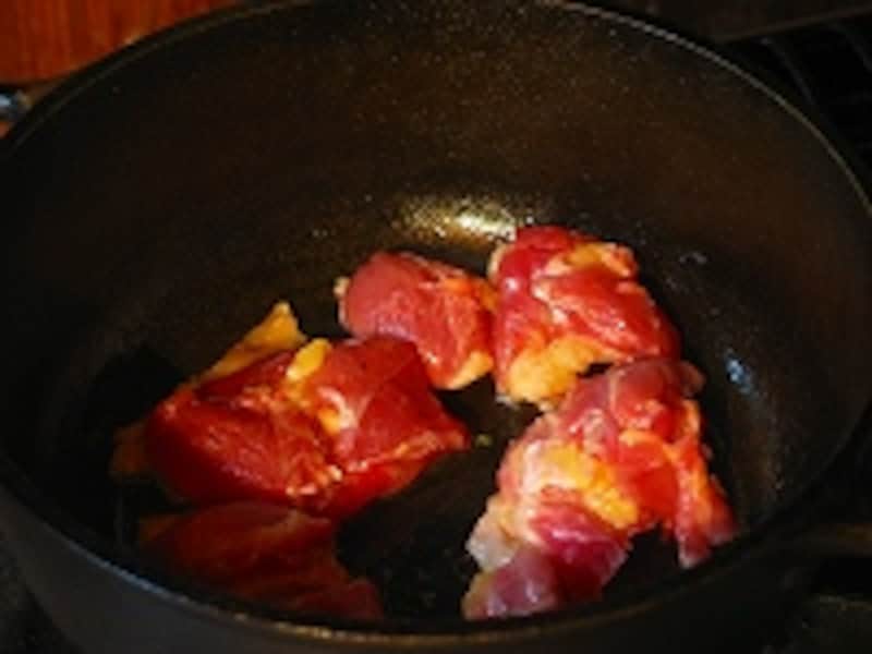 鶏に焼き目をつける