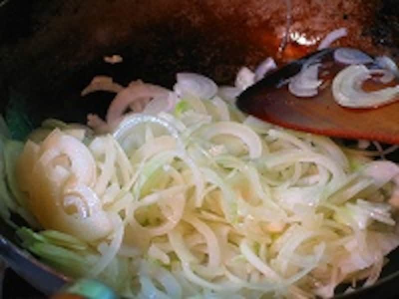 タマネギを炒める