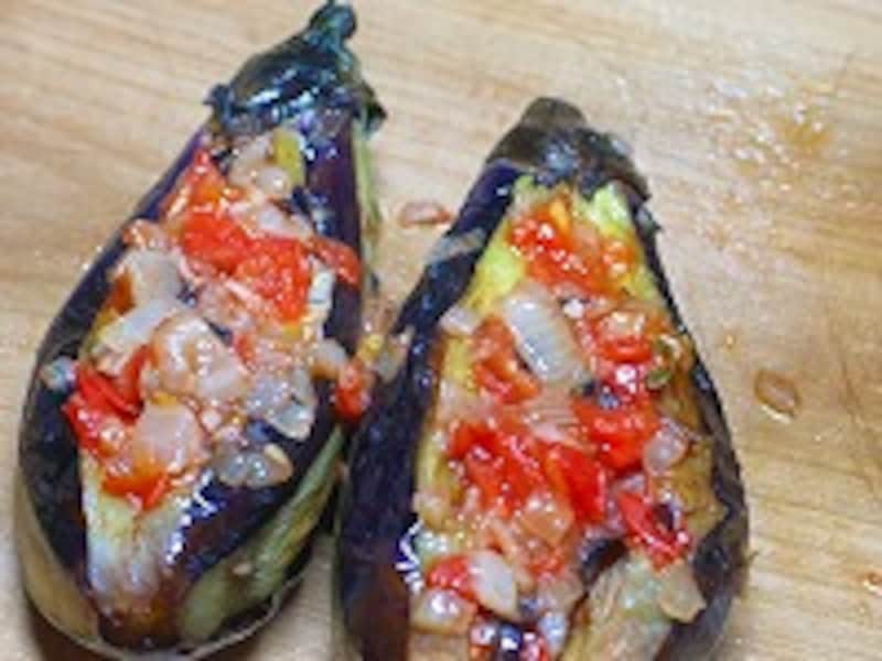 ナスに野菜を詰める