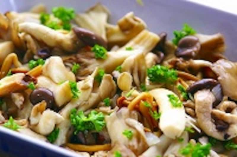 たくさんのキノコのワイン蒸し