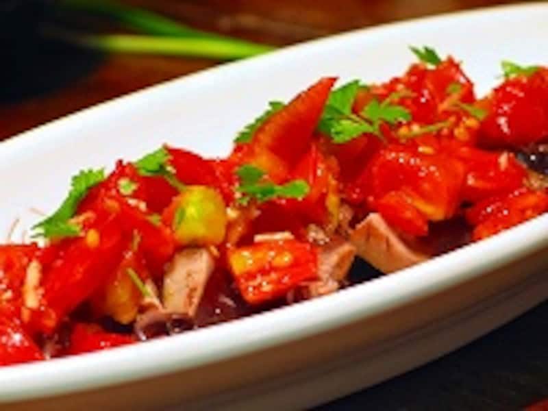 カツオとトマトのニンニク風味