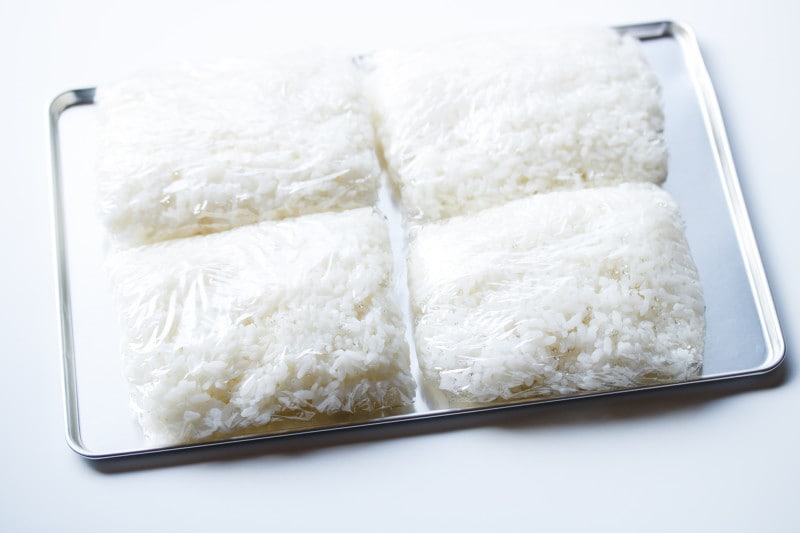 ご飯のラップの包み方は「1膳分の量を平たくして包む」