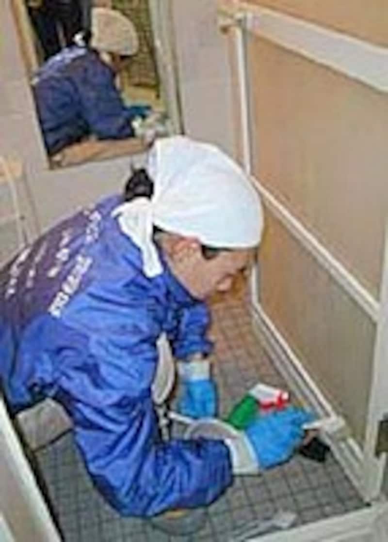 お風呂場のカビ落とし