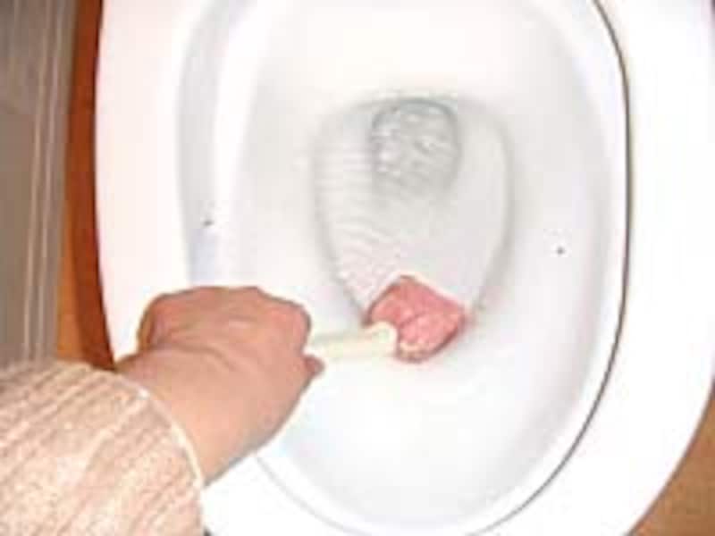 まず便器のボウル内をブラシでこすります