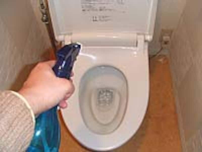 便座にスプレーします